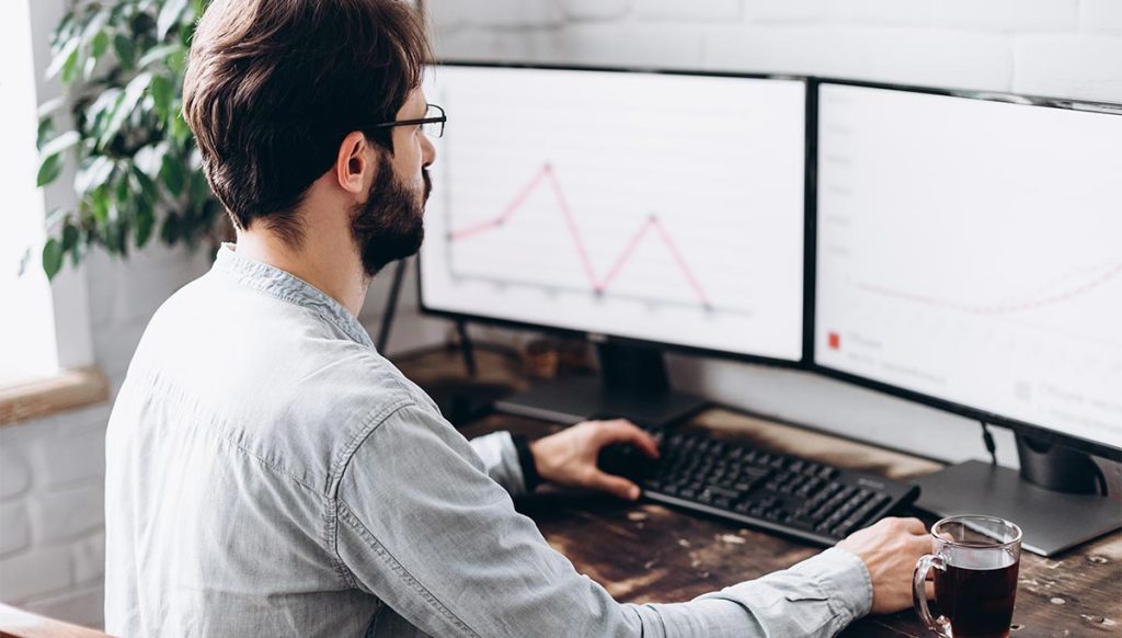 Bir kişi bilgisayar başında analiz yaparken veya bir web sitesi trafik grafiğini incelerken